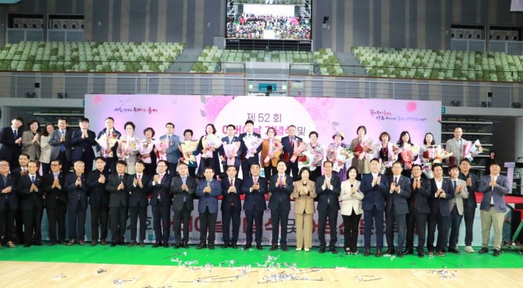 [포토] 김두겸 울산시장, 어버이날 행사 “효도하면 행복해져요”