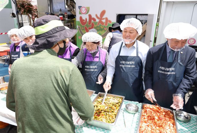 박완수 경남도지사가 어버이날을 맞아 취약계층 어르신 대상 음식 배식 봉사에 동참했다. [사진제공=경남도청]