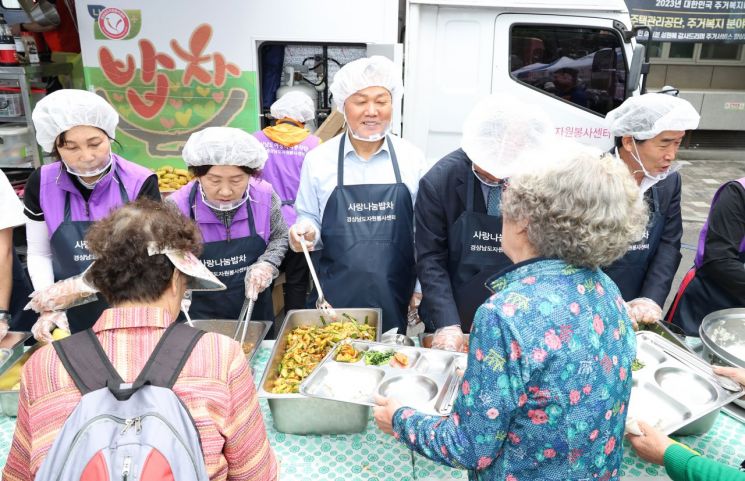 박완수 경남도지사(가운데)가 어버이날 어르신들에게 음식을 배식하고 있다. [사진제공=경남도청]