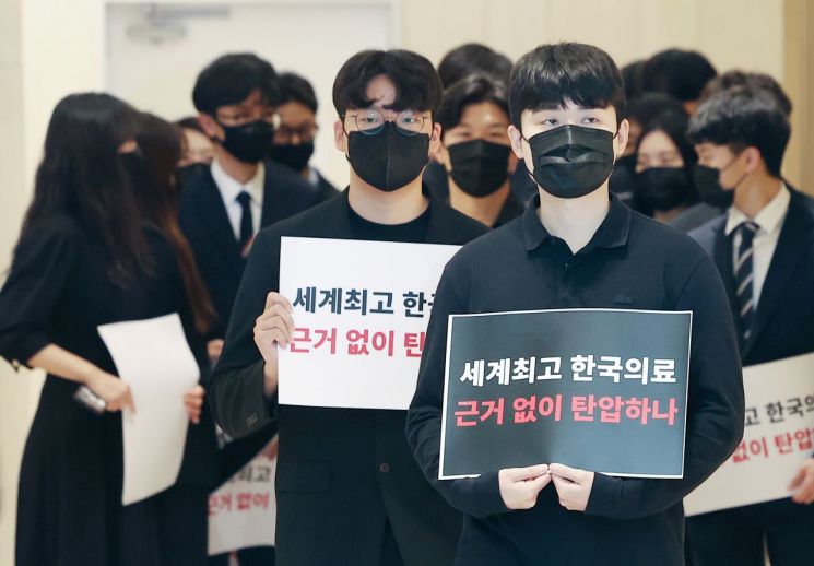 사직 전공의, '집단 사직서 수리 금지명령' 취소 소송 제기