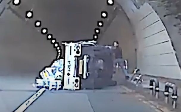 새벽 퇴근하던 경찰관, 터널 입구 막은 화물차에 뛰어올라 운전자 구해