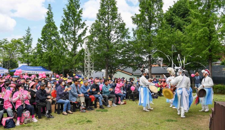 “얼쑤 좋다” … 진해 해군교육사, 어버이날 지역 어르신에 ‘군악 연주’ 선물