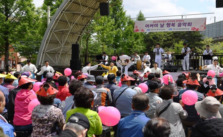 “얼쑤 좋다” … 진해 해군교육사, 어버이날 지역 어르신에 ‘군악 연주’ 선물