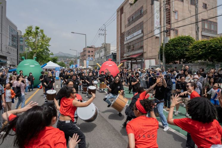 지난해 열린 '제15회 성북세계음식축제 누리마실'에서 역동적인 퍼레이드를 펼치는 다국적 예술단 모습.(사진제공=성북구청)