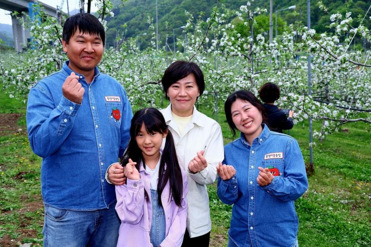 송미령 농식품부 장관(왼쪽 두번째)이 지난달 21일 찾은 따봄농장에서 이형우·이주연 대표와 이가현양이 기념사진 촬영을 하고 있다.