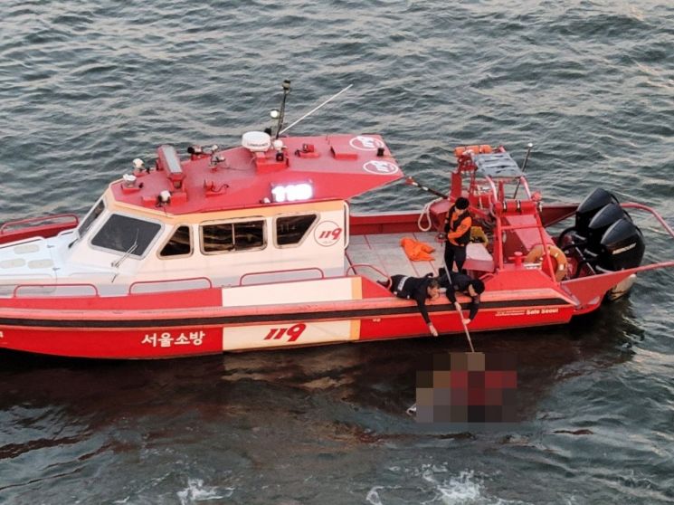 8일 오후 마포대교 아래에서 소방대원들이 구조작업을 벌이고 있다.[이미지출처=마포소방서]