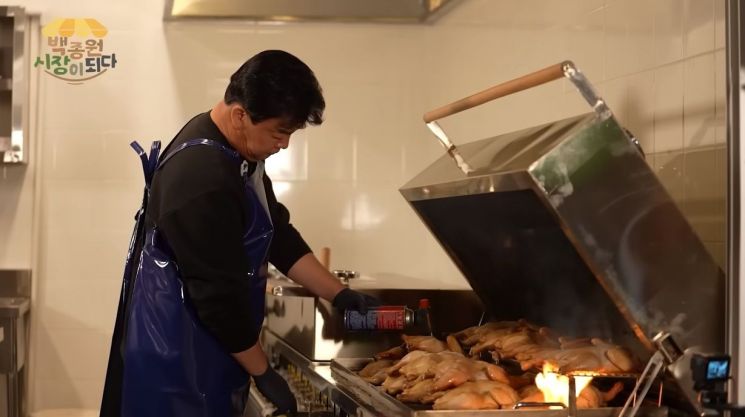 백종원 더본코리아 대표가 예산시장 살리기 프로젝트 중 개발한 닭바비큐를 조리하고 있다. [이미지출처=백종원 유튜브]