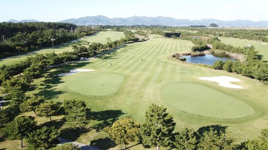 고창 컨트리클럽은 페어웨이가 넓고 송림을 타고 불어오는 시원한 바람이 인상적인 코스다.