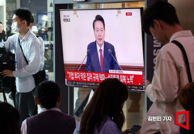 9일 서울역에서 시민들이 윤석열 대통령의 취임 2주년 기자회견 중계영상을 바라보고 있다. 사진=김현민 기자 kimhyun81@