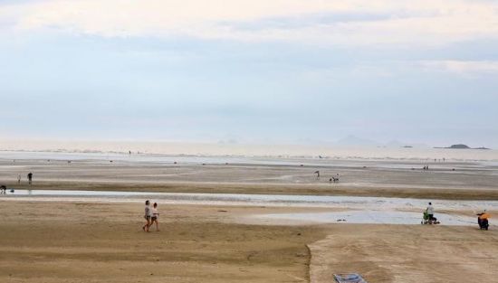 동호해수욕장은 청정해변의 부드러운 모래를 느끼며 산책할 수 있는 곳이다.[사진제공=한국관광공사]