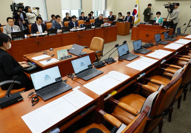 9일 국회 정무위원회에서 백혜련 위원장이 전체회의를 진행하고 있다. 이날 전체회의에서 야당은 고위공직자범죄수사처가 전현희 전 국민권익위원장의 '표적 감사'의혹과 관련해 임윤주 전 권익위 기획조정실장을 고발해달라고 한 건을 의논했다. [이미지출처=연합뉴스]