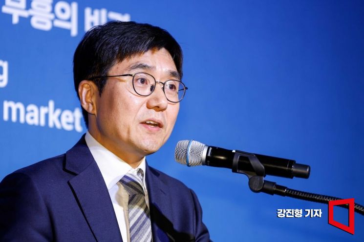 박종현 노무라종합연구소 서울 이사가 9일 서울 중구 조선호텔에서 열린 '2024 아시아금융포럼'에 참석해 ‘저성장시대, 부동산 시장의 대응전략-일본을 중심으로’란 주제로 강연하고 있다. 사진=강진형 기자aymsdream@