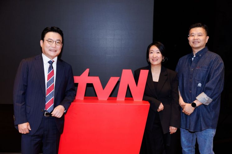 CJ ENM은 8일 기자간담회를 열고 tvN 채널의 사업 전략에 대해 소개했다. (왼쪽부터)홍기성 미디어사업본부장, 구자영 마케팅담당, 박상혁 채널사업부장.