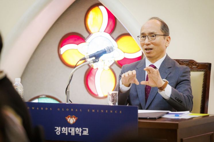 김진상 경희대 총장이 9일 평화의전당에서 열린 기자간담회에서 질문에 답하고 있다.[사진제공=경희대]