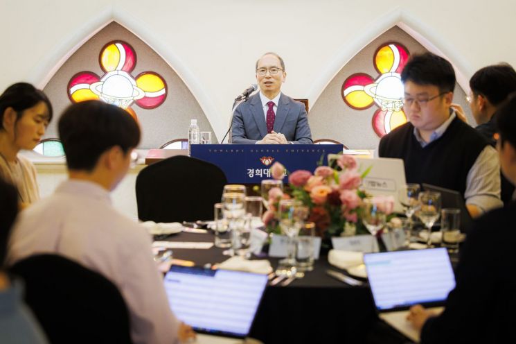 김진상 경희대 총장이 9일 평화의전당에서 열린 기자간담회에서 질문에 답하고 있다.[사진제공=경희대]