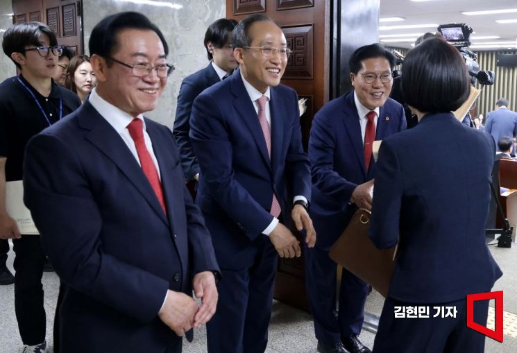 [포토] 참석자들과 인사하는 이종배-추경호-송석준