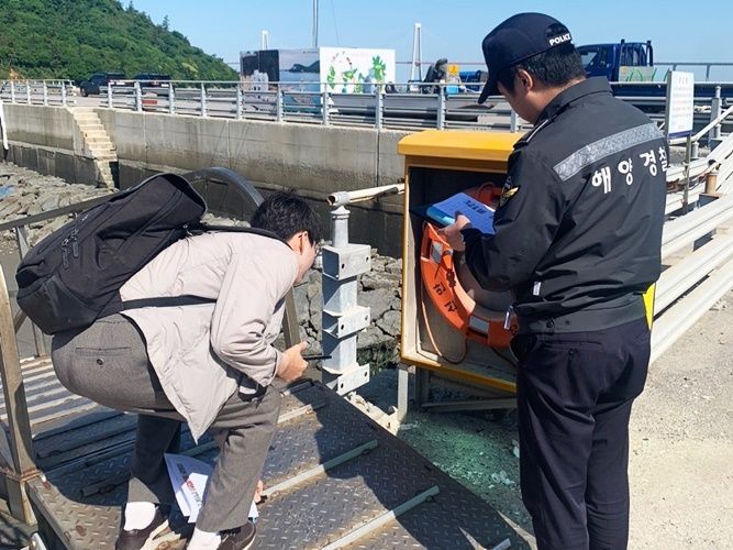 목포해경이 유관기관과 인명구조함을 점검하고 있다. [사진제공=목포해양경찰서]