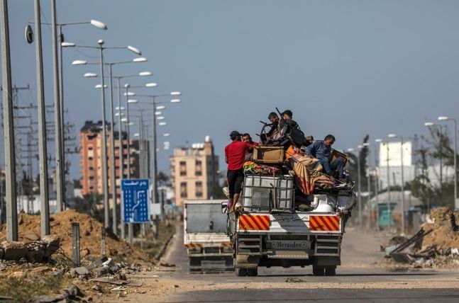 대피령에 따라 피란을 떠나는 팔레스타인 주민들 [사진=EPA/연합뉴스]