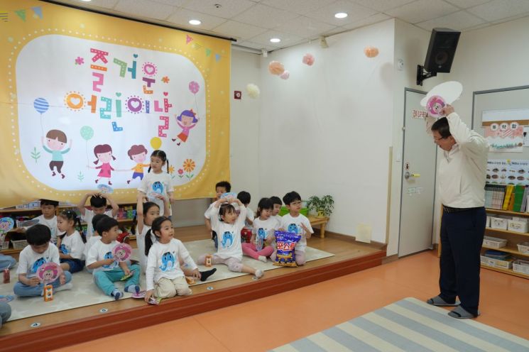 김경호 광진구청장 어린이집 찾아 아이들과 '구연동화 소통'