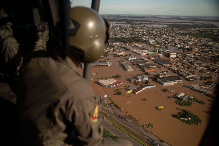 '비행기도 물에 잠겼다'…브라질 남부 홍수 사망자 100명