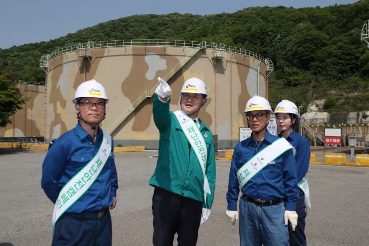 한국석유공사 최문규 기획재무본부장이 용인 비축기지에서 대한민국 안전大전환 집중 안전점검을 하고 석유비축 탱크를 둘러보고 있다.