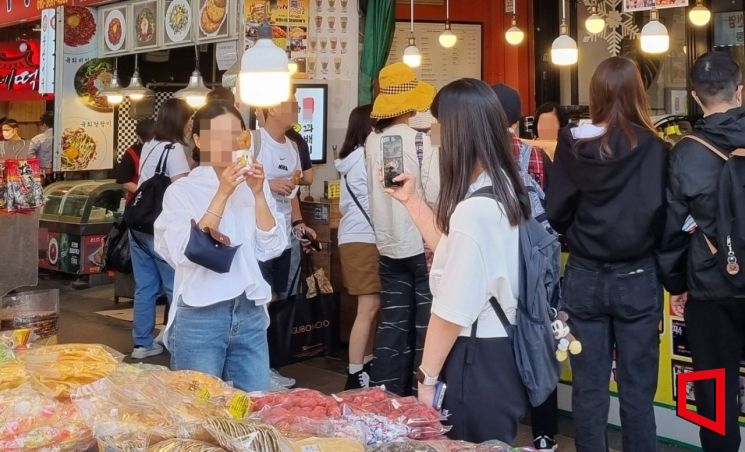 "싸고 맛있고 힙하잖아요"…친구따라 '시장 맛집' 가는 MZ