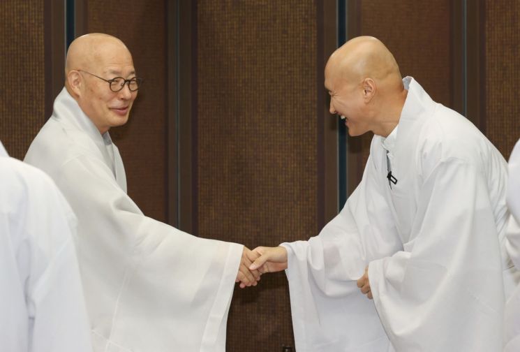 '뉴진스님' 개그맨 윤성호(오른쪽)가 지난달 30일 서울 종로구 한국불교역사문화기념관에서 조계종 총무원장 진우스님과 만나 악수하고 있다.[사진출처=연합뉴스]