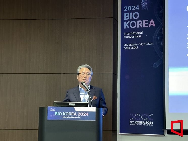 허경화 한국혁신의약품컨소시엄(KIMCo) 대표가 9일 서울 강남구 코엑스에서 열린 바이오코리아 2024 콘퍼런스 중 '글로벌 오픈 이노베이션' 세션에서 발표하고 있다.[사진=이춘희 기자]