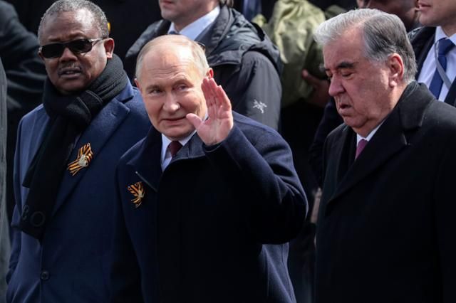 블라디미르 푸틴(가운데) 러시아 대통령이 9일 외빈들과 함께 러시아 모스크바에서 열린 79주년 전승절 기념식에 참석하고 있다. 러시아는 제2차 세계대전에서 나치 독일을 상대로 승리한 5월 9일을 전승절로 지정하고 매년 승리를 자축하고 있다. [사진=EPA 연합]