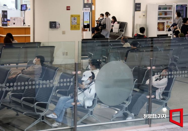 전국 의대 교수들이 휴진하기로 결정한 10일 오전 서울의 한 대형 병원에서 환자와 보호자들이 진료 순서를 기다리고 있다.  사진=허영한 기자 younghan@