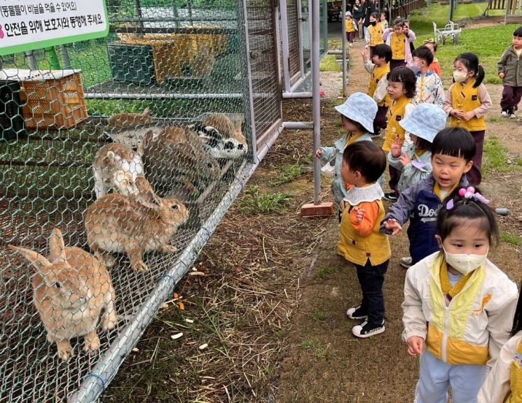 (주)그린나래를 방문한 아이들이 동물 체험을 하고 있다.