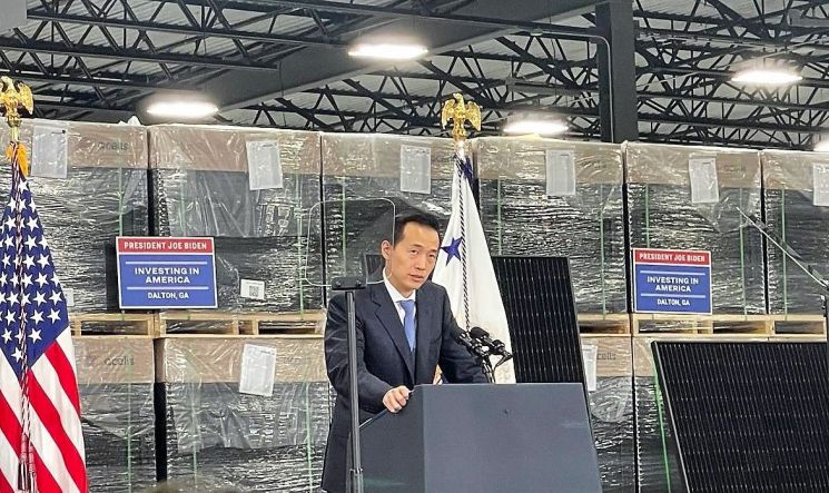 김동관 한화솔루션 부회장이 지난해 4월 6일(현지시간) 미국 조지아주 달튼에 자리한 태양광 모듈 공장에서 미국 최대 태양광 밸류체인 프로젝트 ‘솔라허브’에 대해 설명하고 있다. [사진제공=한화솔루션]