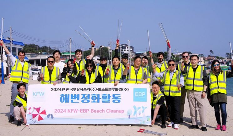 한국부유식풍력(KFWind) 임직원들이 바다식목일을 맞아 해변정화활동을 하고 있다.