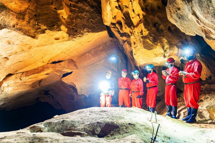 백룡동굴을 탐험하는 체험객들