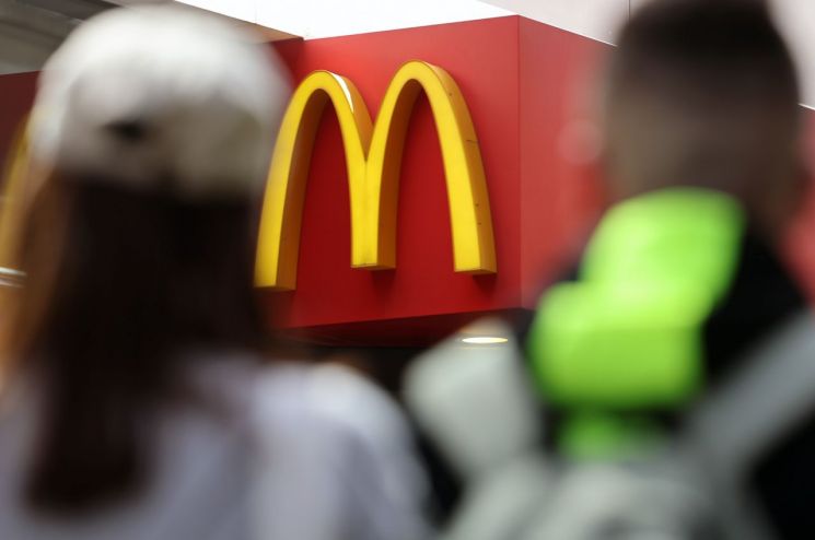 맥도날드에 뿔난 美주주들 "10대 노동법 위반 조사하라"