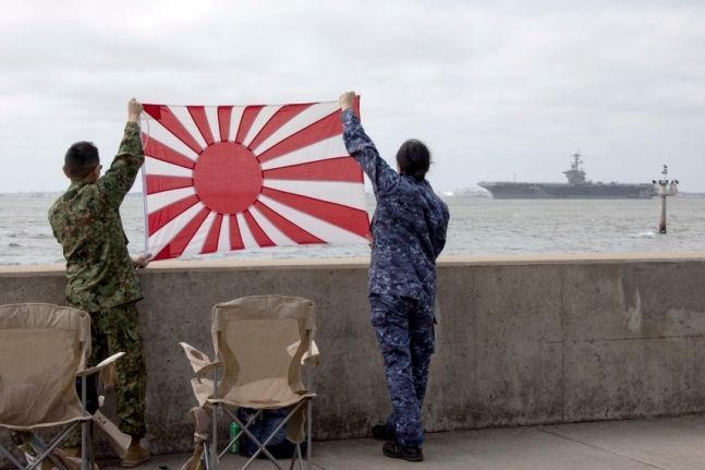 미 해군이 일본 전범기를 펼쳐보이고 있다. [이미지출처=미국 해군 공식 SNS 캡처]