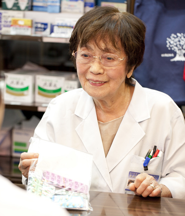 [일본人사이드]기네스북 오른 100세 약사 할머니…최고령 '현역'