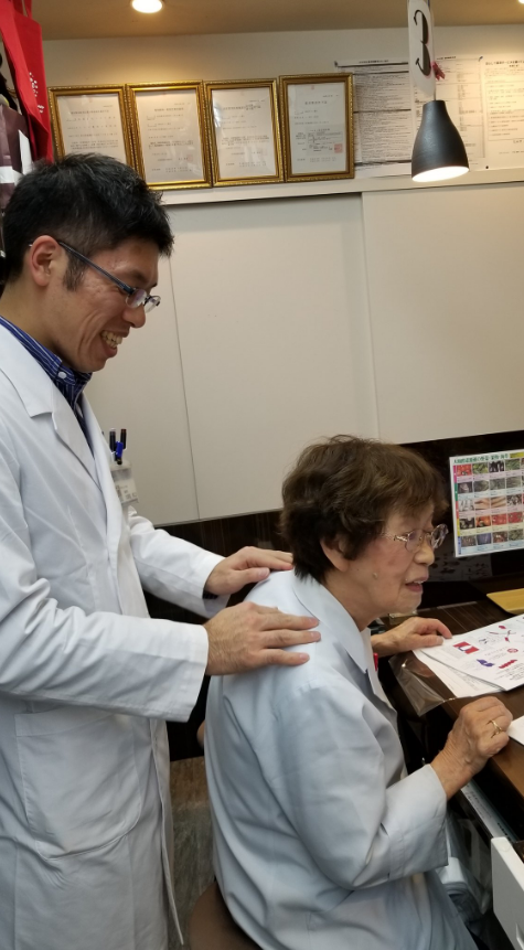 [일본人사이드]기네스북 오른 100세 약사 할머니…최고령 '현역'