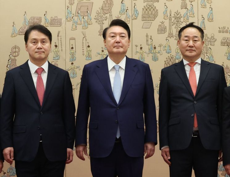 尹대통령, 김주현 민정수석·전광삼 시민사회수석에 임명장 수여