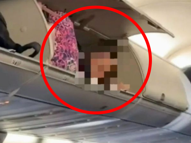 비행기 좌석 위 짐칸에 올라가 누워 있는 한 여성 승객의 모습.[이미지출처=사회관계망서비스(SNS) 캡처]