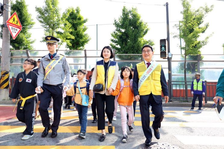 문헌일 구로구청장 ‘등굣길 어린이 교통안전' 캠페인 