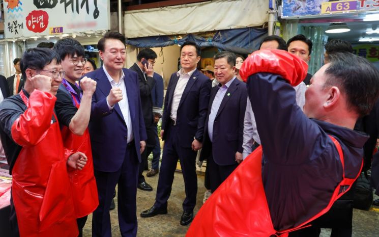 윤석열 대통령이 10일 오후 서울 서대문구 영천시장을 찾아 상인들과 기념사진을 찍고 있다. [이미지출처=연합뉴스]