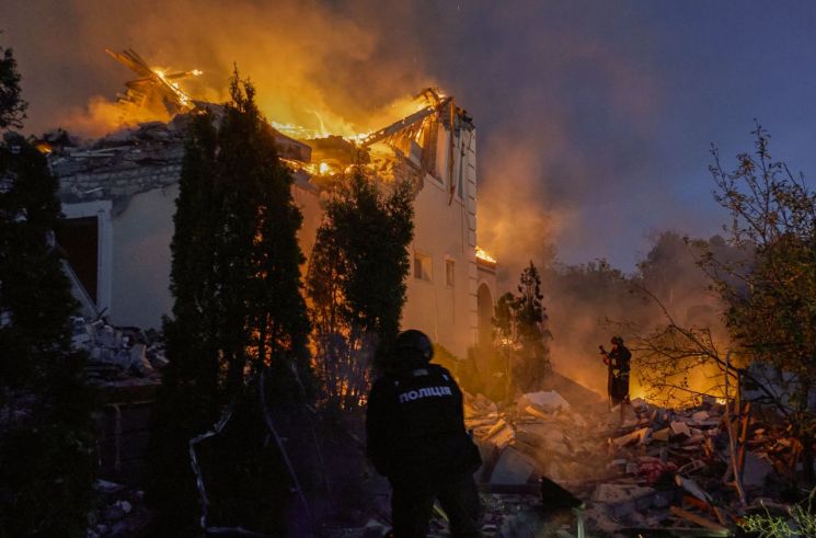 우크라이나 구조대원들이 10일(현지시간) 우크라이나 북동부 하르키우의 미사일 공격 현장에서 화재를 진압하고 있다. [이미지출처=연합뉴스]