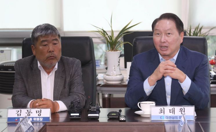 김동명 한국노총 위원장(왼쪽)과 최태원 대한상공회의소 회장