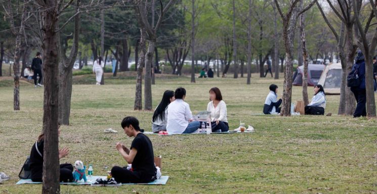 SFTS는 야외 활동이 증가해 진드기 노출 기회가 많아지는 봄철부터 4∼11월에 주로 발생한다. 단 모든 참진드기가 SFTS 바이러스를 보유하고 있는 것은 아니며 지금까지 서울지역에서 SFTS 바이러스를 보유한 진드기가 발견된 사례는 없었다.