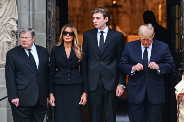 트럼프 전 대통령 부부와 막내아들 배런(오른쪽에서 2번째). [사진출처=AFP/연합뉴스]