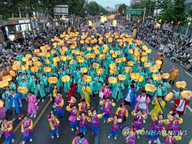 지난해 부처님오신날(5월27일)을 1주일 앞둔 2023년 5월 20일 서울 동대문과 종로 일대에서 대규모 연등 행렬이 열리고 있다.[사진=연합뉴스]