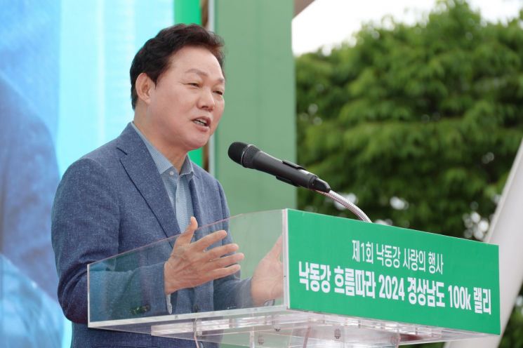 박완수 경남도지사가 제1회 낙동강 사랑의 행사에서 인사말을 전하고 있다. [사진제공=경남도청]