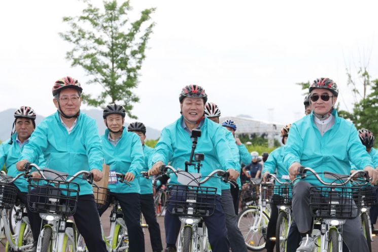 박완수 경남도지사가 제1회 낙동강 사랑의 행사에서 열린 낙동강변 100k 랠리 자전거 타기에 동참하고 있다. [사진제공=경남도청]