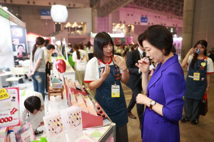 오영주 중소벤처기업부 장관이 11일 일본 도쿄에서 열린 'KCON JAPAN 2024' 연계 중소기업 제품 판촉 행사장을 방문해 현장을 둘러보며 제품을 체험하고 있다. [사진 제공=중소벤처기업부]